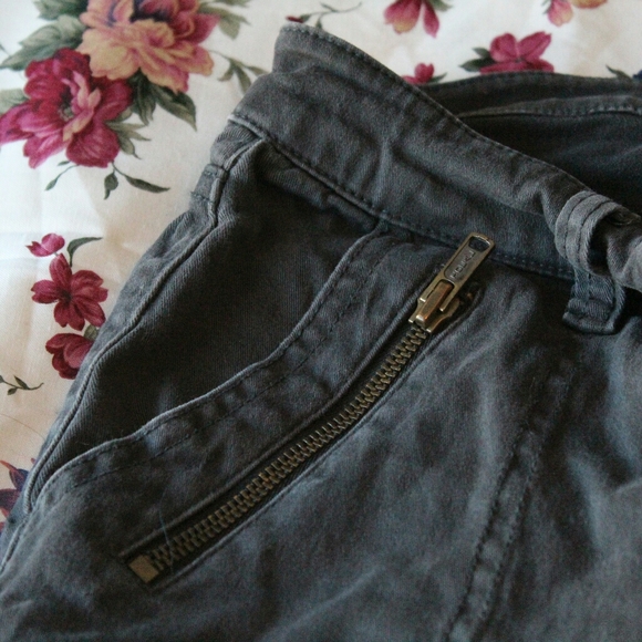 Old Navy skinny jeans with zipper accents - Picture 2 of 3